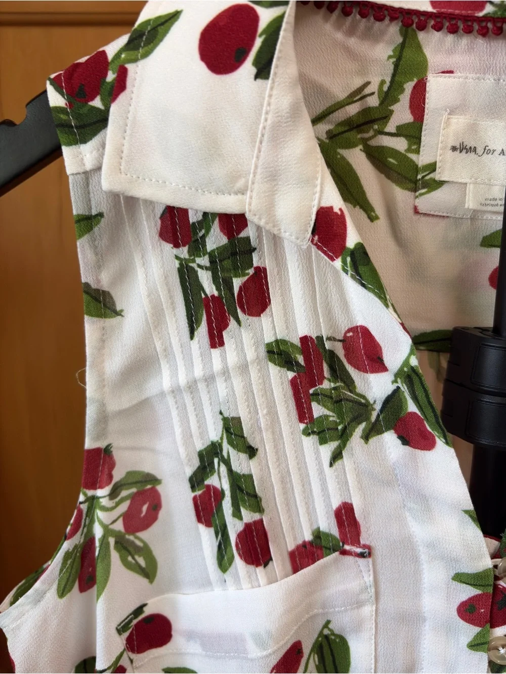 NWT Vera For Anthropologie Cherry-Print Pintuck Button Down Sleeveless Top S-Med - Picture 3 of 14